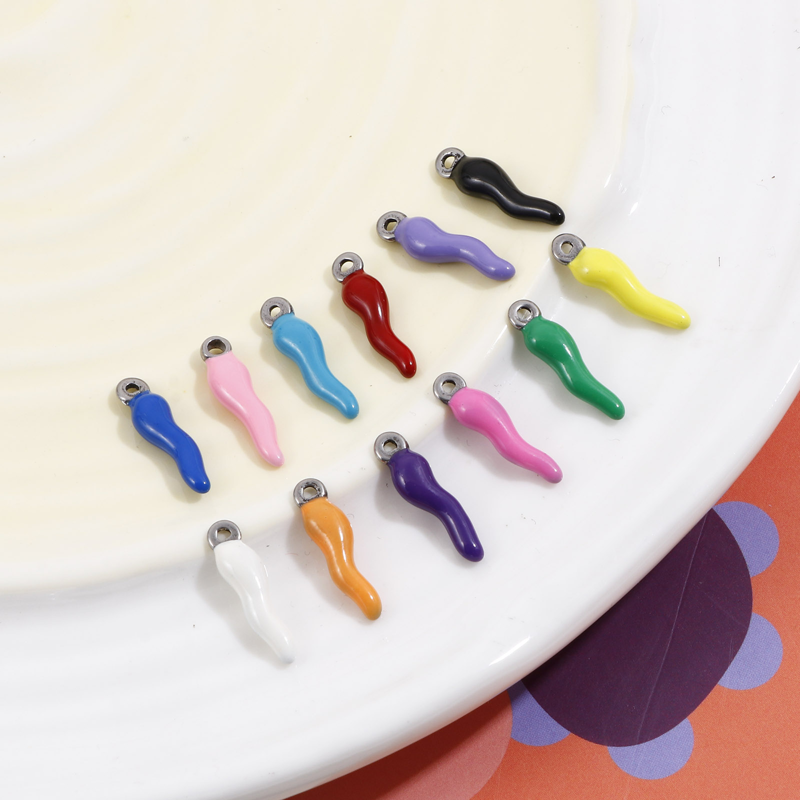 ステンレススチールチャーム2個,マルチカラーエナメル,シルバ - Foods X のレビューと価格